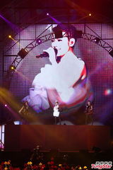 组图：S.H.E开唱上演变装秀 劲歌热舞high不停