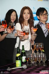 组图：陈绮贞演唱会男友现身 豪放上演女女舌吻