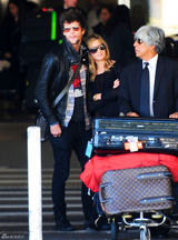 组图：阿什丽-提斯代尔和男友现身机场红裤抢眼