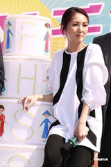 组图：杨千嬅音乐会劲爆献歌 赞俞灏明勇敢