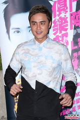 组图：明道纪佳松拼厨艺 展现新好男人一面