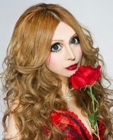 日本女整容30多次想变西方人 换脸隆胸变瓷娃娃