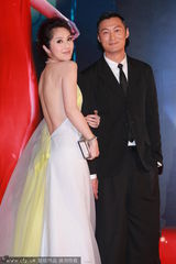 组图：杨千嬅着露背美裙现身 余文乐显帅气