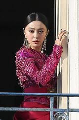 组图：范冰冰现身戛纳 娇艳红裙妆容复古