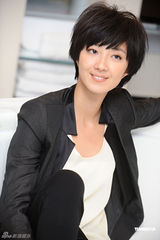 组图：桂纶镁拍写真黑衣黑裤出镜中性风显帅气