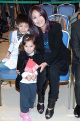 组图：杨千嬅为抗艾滋筹款 不知林峰被登床照