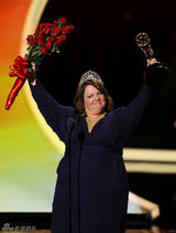 组图：艾美奖现场 梅丽莎-麦卡西获喜剧类女主角奖 