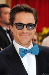 高组图：奥斯卡红毯 小罗伯特-唐尼不改搞笑本色 