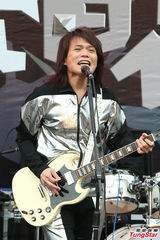 组图：伍佰冒冷风开唱 上百歌迷同欢