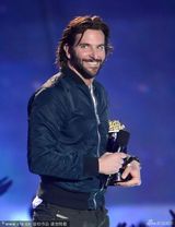 组图：艾玛-沃森MTV电影奖捧奖 男星裸下身搞怪