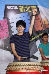 组图：卢广仲打鼓处女秀 入伍前赶推新专辑