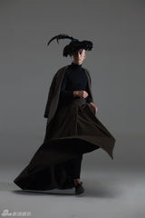 组图：吉杰最炫彝族风写真 民族发饰抢眼