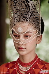 组图：Angelababy新片首演花魁 金范温柔拥抱入怀