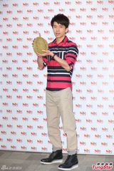 组图：光良亲手喂粉丝吃榴莲 被品冠催结婚生子