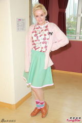 组图：官恩娜呼吁工作安全 忙家务感焦头烂额