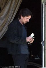 组图：贝尔现身电影片场 胡须拉碴落寞数钞票