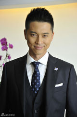 组图：王雷西装革履拍写真 笑容亲切迷人