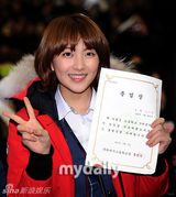 组图：Kara成员姜智英8日上午参加高中毕业典礼