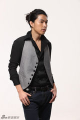 组图：李威新写真曝光 清朗俊逸似白马王子
