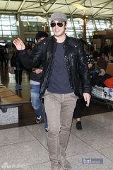 组图：宋承宪韩孝珠亮相机场 将出席MAMA颁奖礼