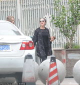 组图：张雨绮穿拖鞋街边打牙祭 边走边剔牙随意