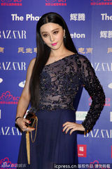 组图：范冰冰蓝裙亮相慈善红毯 透视装内衣隐现