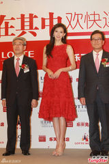 组图：林志玲蕾丝裙性感代言 谈演技避而不答