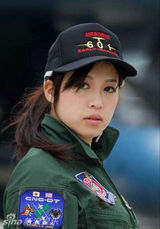 组图：日本兵源不足 女星拍广告吸引宅男参军