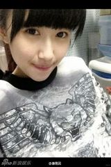 组图：人大形象片登时代广场 校花亮相