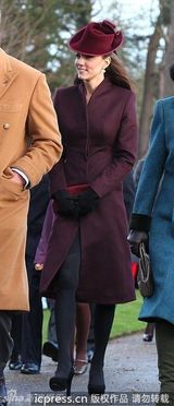 组图：凯特王妃枣红套装亮相英国王室圣诞活动