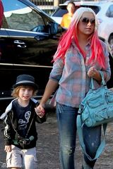 组图：阿奎莱拉携子玩耍 男友全程甜蜜陪伴