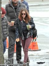 组图：暮光女颓废装现身片场 撑破伞快跑避狗仔