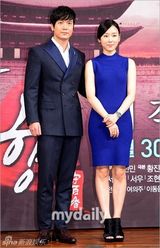 组图：徐宇宣传《帝王之女》裸色裙秀身材脸僵