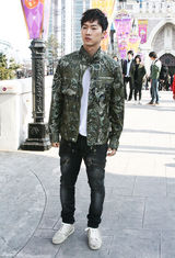 高清组图：张佑赫街拍LOOK 迷彩防风服吸引视线