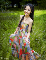 组图：赵芊羽玩转清新风 宛若夏季精灵