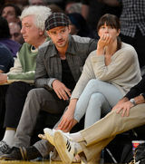 组图：贾斯汀篮球赛场观战 揽女友入怀深情索吻