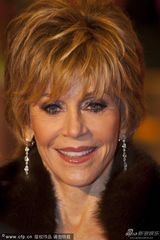 组图：《应许之地》首映 简-方达穿皮草助阵