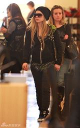 幻灯：艾薇儿独逛奢侈品店 着装简练显露朋克态度