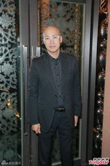 组图：陈晓东迎娶小12岁女友 母亲开心派喜糖