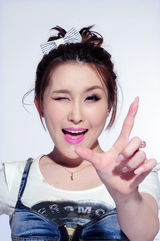 组图：快乐女声庆六一 沈阳唱区10强“卖萌”