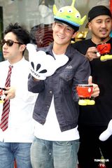 高清图：陈冠希戴卡通帽大扮可爱 最新潮店上海开张