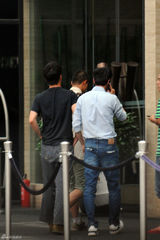 组图：窦骁购豪车 冯绍峰陪同当参谋