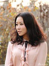 组图：毛俊杰拍杂志时装写真 休闲装束清新可人