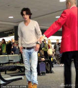 组图：《暮光》狼人演员当众小便 被警察撂倒