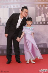 组图：九把刀携小萝莉亮相金像奖红毯比剪刀手