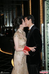 陈晓东与新婚妻子见媒体 深情一吻场面感动(图)