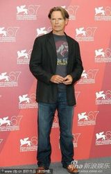 高清：《米克的近路》发布 男星格林伍德“蹲墙角”