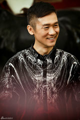 组图：硬汉黄志忠登《健康女性》展别样温柔