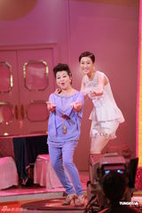 组图：钱嘉乐参加无线节目 称婚礼上公布宝宝性别