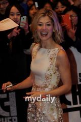 组图：汤姆-克鲁斯走红毯宣传《侠探杰克》